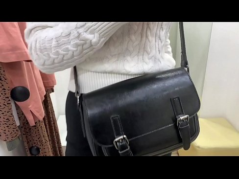 ❤️ Masturbazzjoni pubblika tal-kelba żagħżugħa FeralBerry b'dildo fil-kamra tal-armar ️ Video anali lilna mt.sexogolic-info.ru ﹏